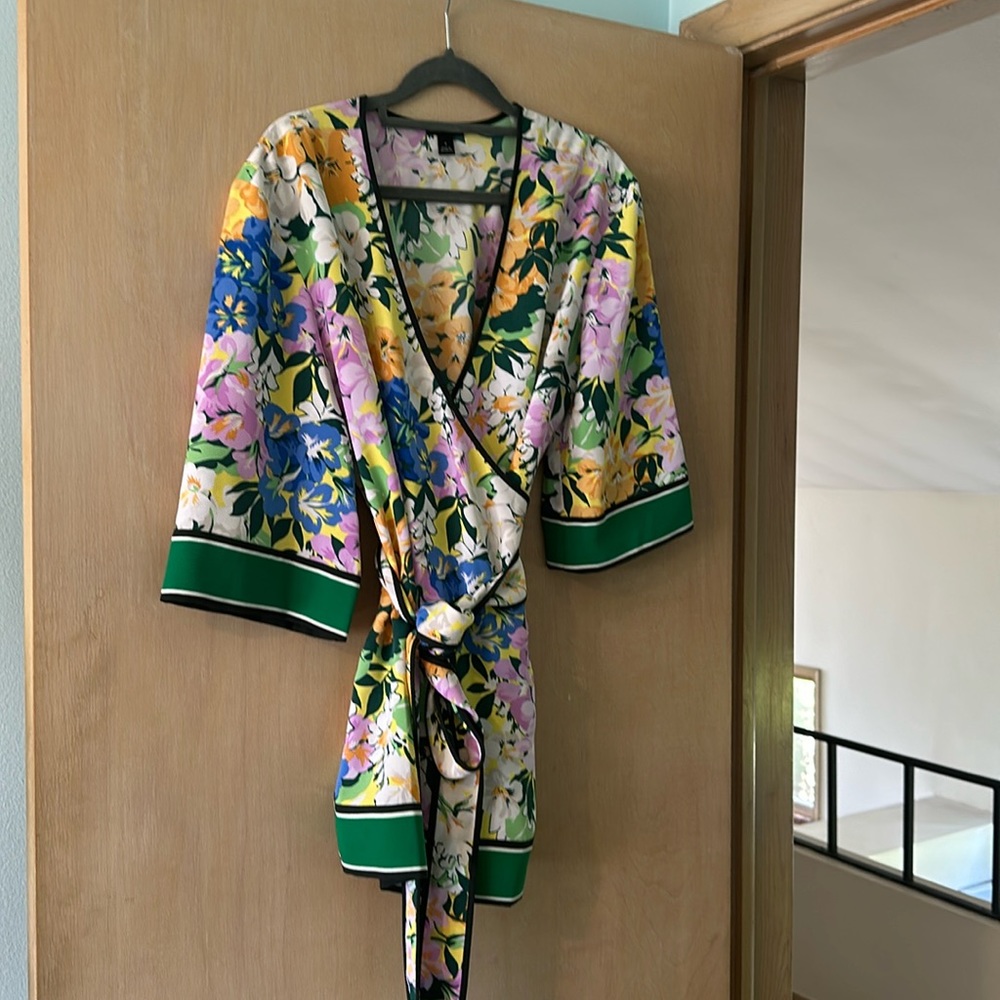 Stylish floral top size medium from Ann Taylor